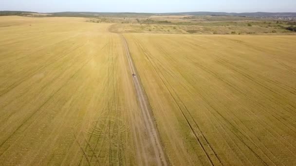 Зверху Вниз Повітряний Вид Швидкохідного Автомобіля Брудній Дорозі Залишає Хмару — стокове відео