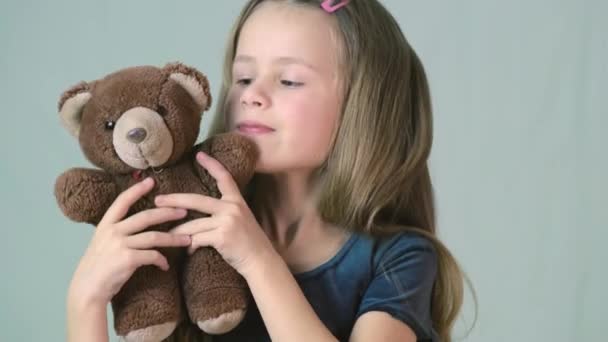 Menina Bonita Brincando Com Seu Brinquedo Urso Pelúcia — Vídeo de Stock