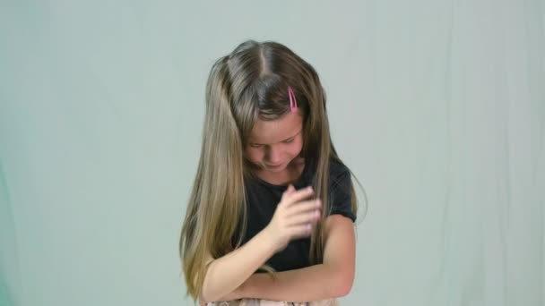 Bir Şeyi Hatırlamaya Çalışan Bir Kızın Portresi Masum Bir Ifadeyi — Stok video