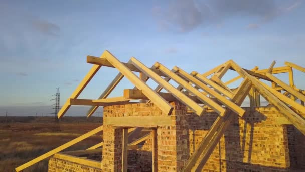 Vista Aérea Casa Ladrillo Sin Terminar Con Estructura Techo Madera — Vídeo de stock