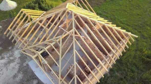 Vista Aérea Casa Ladrillo Sin Terminar Con Estructura Techo Madera — Vídeos de Stock