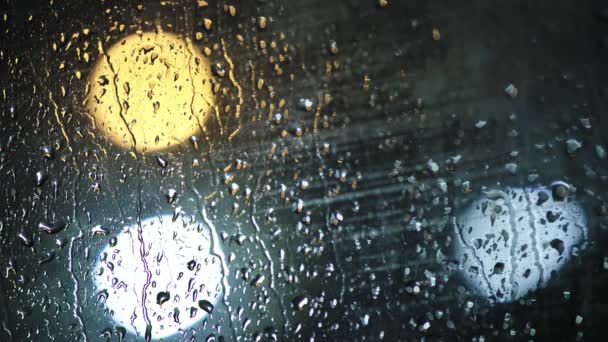 Крупним Планом Краплі Дощової Води Склі Вікна Автомобіля Розмитими Світлофорами — стокове відео