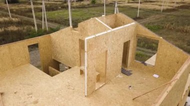 Yeni ve modern modüler evin inşaatı. İçinde köpük yalıtım malzemesi olan kompozit ahşap panellerden yapılmış duvarlar. Yeni enerji tasarruflu ev kavramı oluşturuluyor.