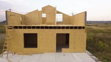 Yeni ve modern modüler evin inşaatı. İçinde köpük yalıtım malzemesi olan kompozit ahşap panellerden yapılmış duvarlar. Yeni enerji tasarruflu ev kavramı oluşturuluyor.