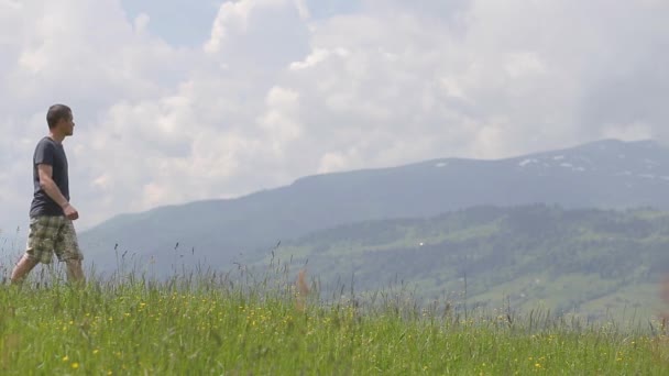 在夏天的山上徒步旅行的年轻人 — 图库视频影像