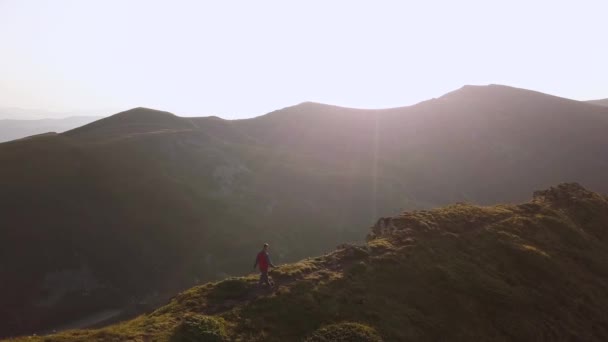 Caminhante Turístico Com Uma Mochila Caminhando Caminho Montanha Nas Montanhas — Vídeo de Stock