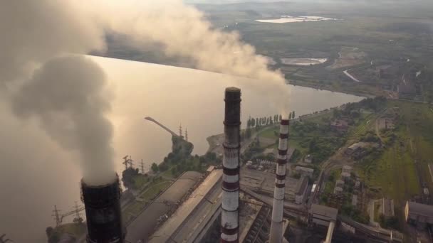 Zicht Vanuit Lucht Hoge Schoorsteenpijpen Met Grijze Rook Van Kolencentrales — Stockvideo