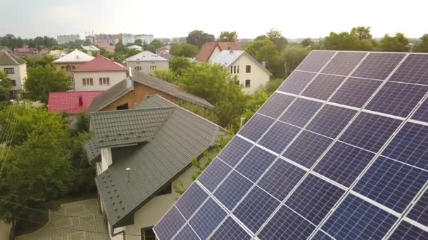 屋根の上に青い光沢のある太陽光発電パネルシステムと新しい近代的な住宅コテージの空中トップビュー — ストック動画