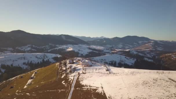 Luftaufnahme Eines Kleinen Dorfes Mit Verstreuten Häusern Auf Schneebedeckten Hügeln — Stockvideo