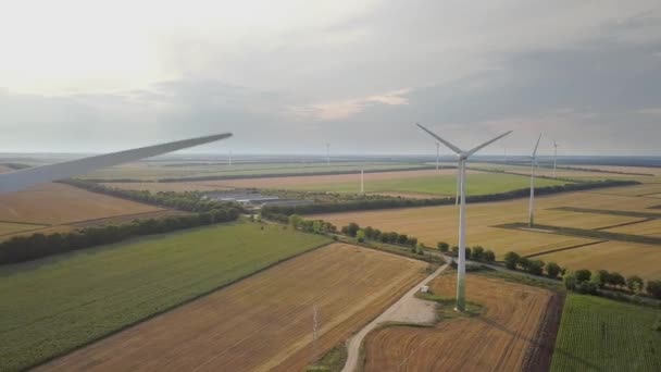 Vue Aérienne Des Éoliennes Génératrices Sur Terrain Produisant Électricité Écologique — Video
