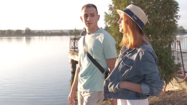 Feliz Pareja Adolescentes Caminando Parque Otoño Orilla Del Lago Charlando — Vídeos de Stock