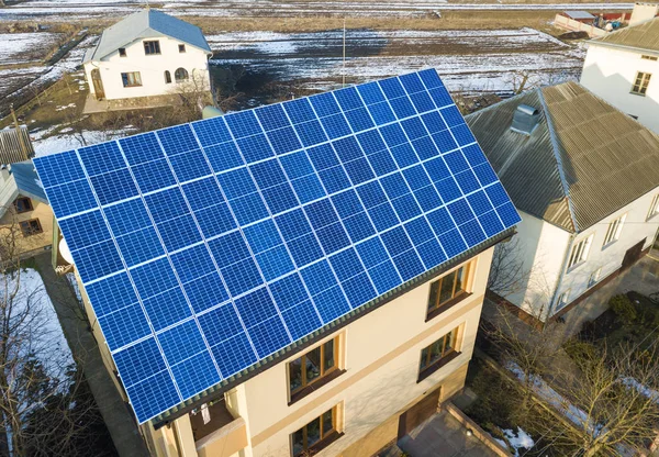 Luftaufnahme des neuen modernen zweistöckigen Ferienhauses mit blauem Schienbein — Stockfoto