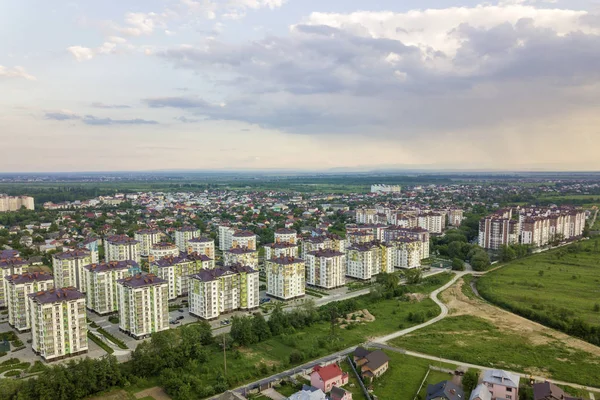Pohled na urbanistický rozvoj městské krajiny s vysokým bytem — Stock fotografie