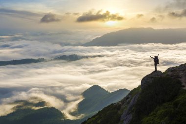 Geniş dağ panorama. Turist backpac ile küçük siluet