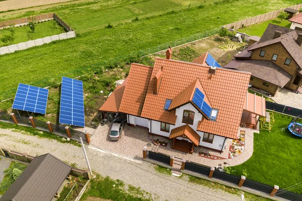 Aerial top view of new modern residential house cottage with blu — Stock Photo, Image