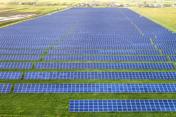 Stort område av sol fotovoltaic paneler system som producerar förnya — Stockfoto