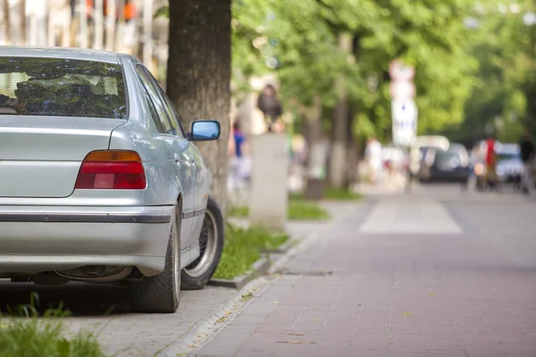 Auto zaparkované na zelené ulici v pěší zóně s pěší chůzí — Stock fotografie