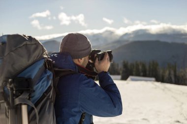 Sırt çantası ile sıcak giyim Hiker adam turist fotoğrafçı bir