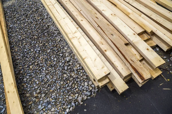 Montón de tableros de madera natural en el sitio de construcción. Timb industrial —  Fotos de Stock
