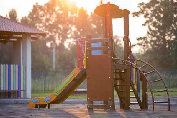 Plantskola lekplats med färgglada bilder på mjukt gummigolv utan barn vid solnedgången eller soluppgången. — Stockfoto