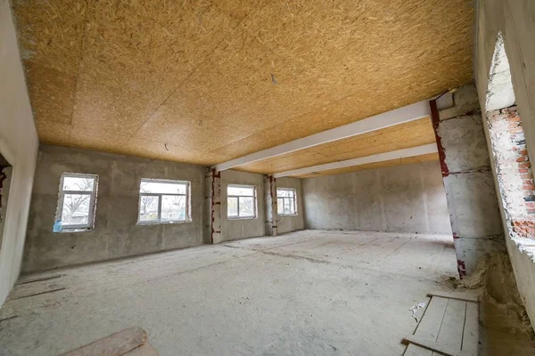 未完成のマンションや家の大きなロフトの再構成の下の部屋 — ストック写真