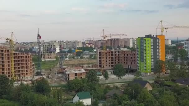 Vista Aérea Local Construção Com Guindastes Construção Prédios Apartamentos Arranha — Vídeo de Stock