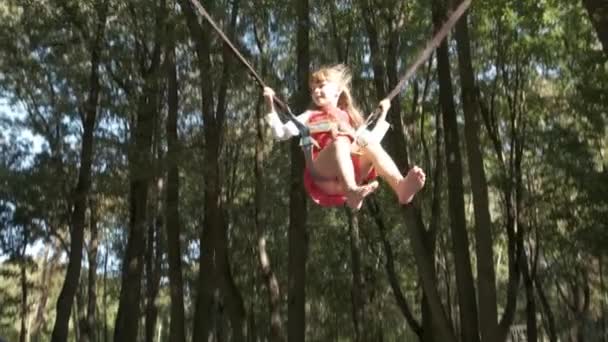 Κορίτσι Παιδί Άλμα Στερεώνεται Ένα Τραμπολίνο Στο Πάρκο Καλοκαίρι — Αρχείο Βίντεο