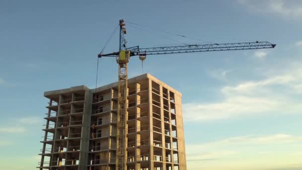 도시에서 건축중인 미완성의 아파트 건물의 콘크리트 구조물을 공중에서 내려다본 — 비디오
