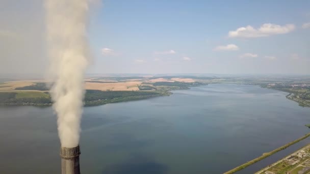 Vista Aérea Tuberías Alta Chimenea Con Humo Gris Central Eléctrica — Vídeos de Stock