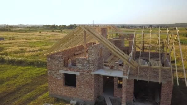 Luftaufnahme Eines Unfertigen Backsteinhauses Mit Holzdachkonstruktion Bau — Stockvideo
