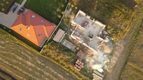 Vista Aérea Arriba Hacia Abajo Dos Casas Privadas Una Construcción — Vídeos de Stock
