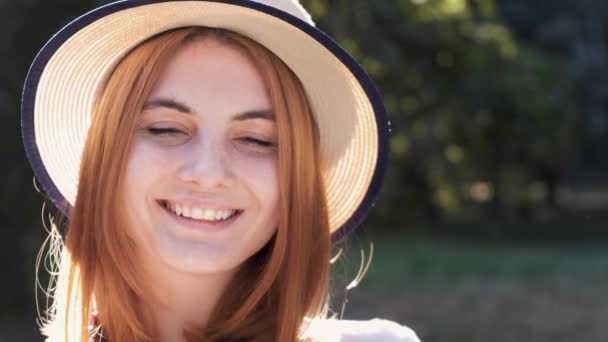 Retrato Una Adolescente Bastante Positiva Con Pelo Rojo Usando Sombrero — Vídeos de Stock