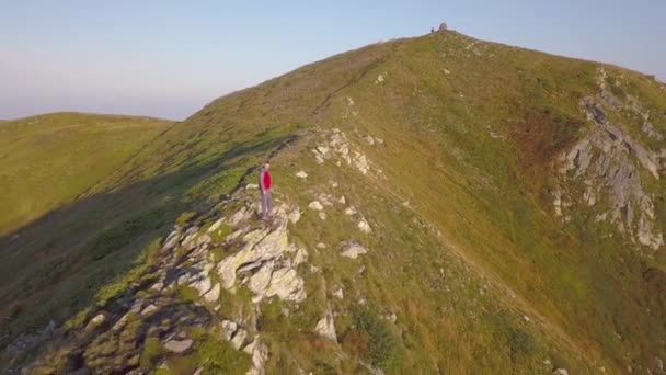 Wandelaar Staat Top Van Rotsachtige Berg Genieten Van Een Prachtig — Stockvideo