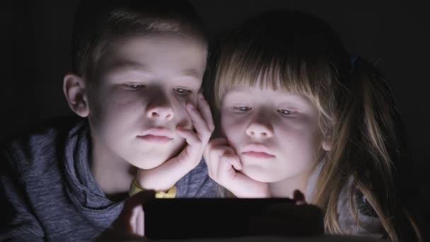 Dos Niños Hermano Hermana Viendo Vídeo Pantalla Del Teléfono Inteligente — Vídeo de stock