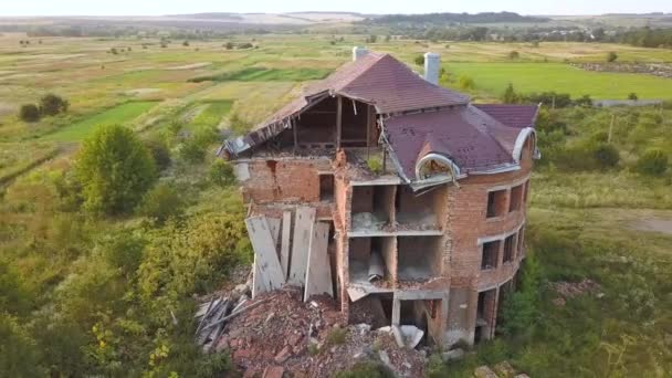 地震後の古い廃墟の建物の空中ビュー 倒壊したレンガ造りの家 — ストック動画