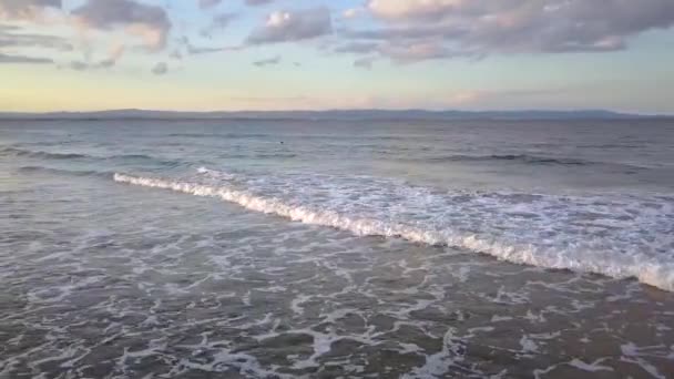 Вид Воздуха Морскую Поверхность Голубыми Водными Волнами Закатом Неба — стоковое видео