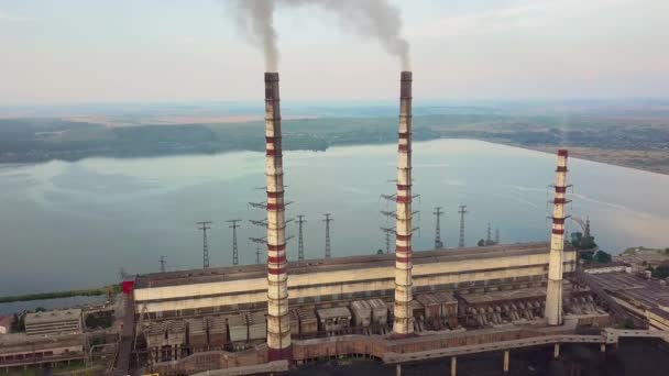 Letecký Pohled Vysoké Komínové Trubky Šedým Kouřem Uhelné Elektrárny Výroba — Stock video