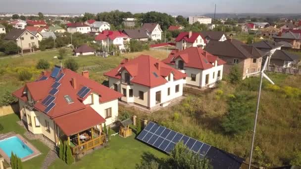 Veduta Aerea Una Casa Privata Residenziale Con Pannelli Solari Sul — Video Stock