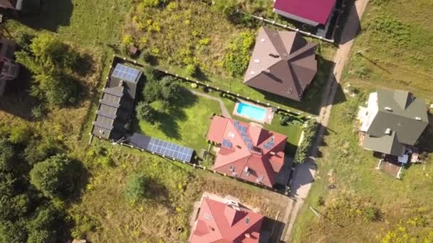 Luftaufnahme Eines Neuen Autonomen Hauses Mit Sonnenkollektoren Und Wasserheizkörpern Auf — Stockvideo