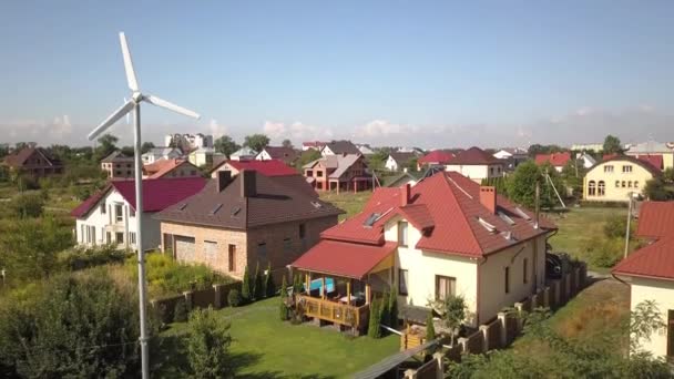 Widok Lotu Ptaka Prywatny Dom Mieszkalny Panelami Słonecznymi Dachu Turbiny — Wideo stockowe