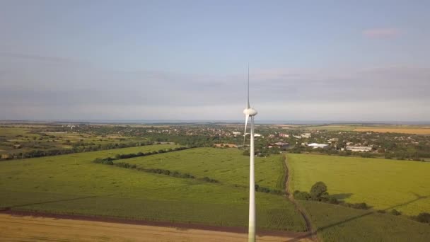 Vue Aérienne Des Éoliennes Génératrices Sur Terrain Produisant Électricité Écologique — Video