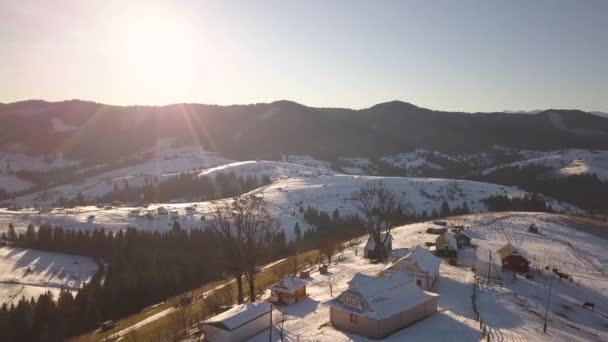 Vista Aérea Pequena Aldeia Com Casas Espalhadas Colinas Cobertas Neve — Vídeo de Stock