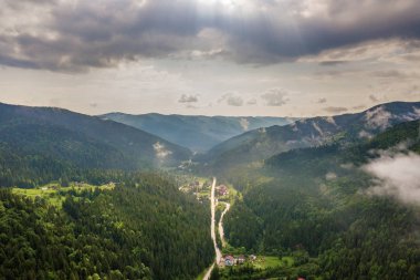 Yeşil Karpat Dağları 'nın havadan görünüşü