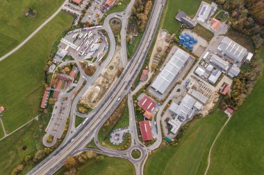 Çevre yolu boyunca ilerleyen trafikli otobanın yukarıdan aşağı hava görüntüsü