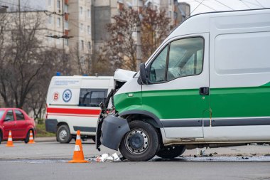 Şehir caddesinde araba kazasından sonra ağır hasar görmüş..