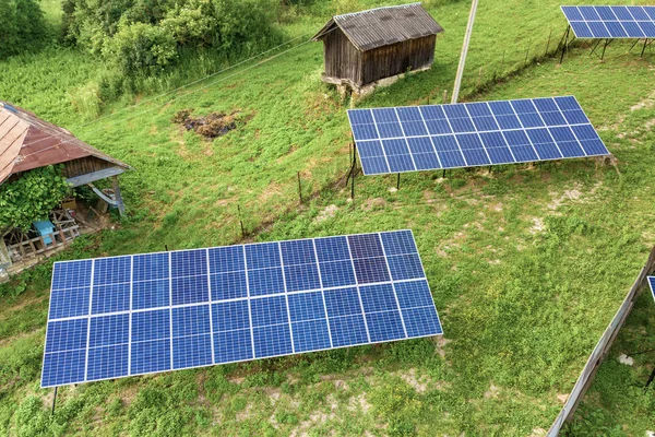 Luftaufnahme von oben nach unten von Sonnenkollektoren im grünen ländlichen Raum. — Stockfoto