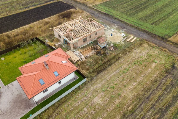 Shora dolů letecký pohled na dva soukromé domy, jeden ve výstavbě — Stock fotografie