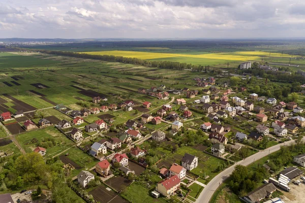 Paisaje aéreo de pequeña ciudad o pueblo con filas de residentes — Foto de Stock