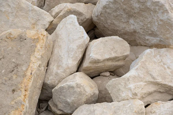 Duży stos dużych kamieni piaskowych leżących na ziemi constructi — Zdjęcie stockowe