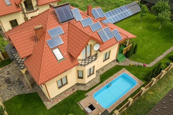 Aerial view of a new autonomous house with solar panels and wate — Stock Photo, Image